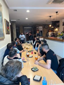Charla con asistentes reunidos en As Cunchas